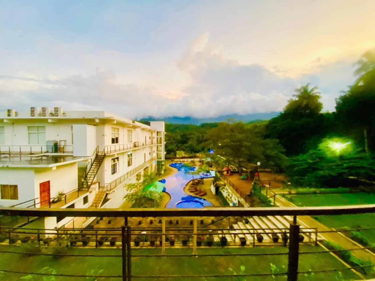Saru Blue Sapphire Hotel Udawalawe Exterior photo