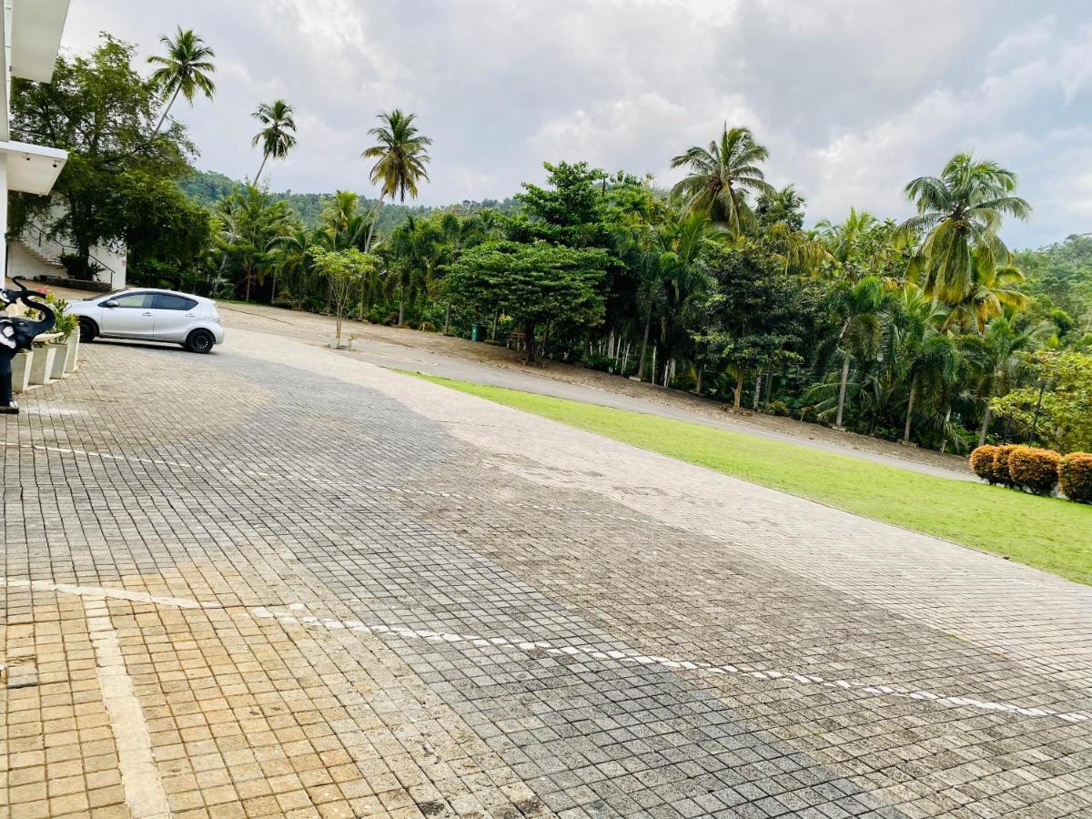 Saru Blue Sapphire Hotel Udawalawe Exterior photo