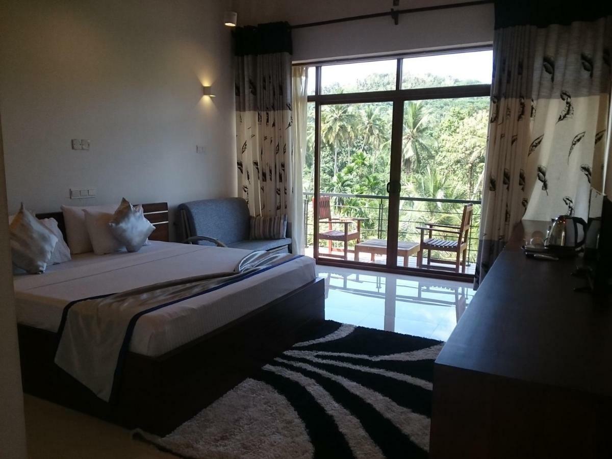 Saru Blue Sapphire Hotel Udawalawe Exterior photo