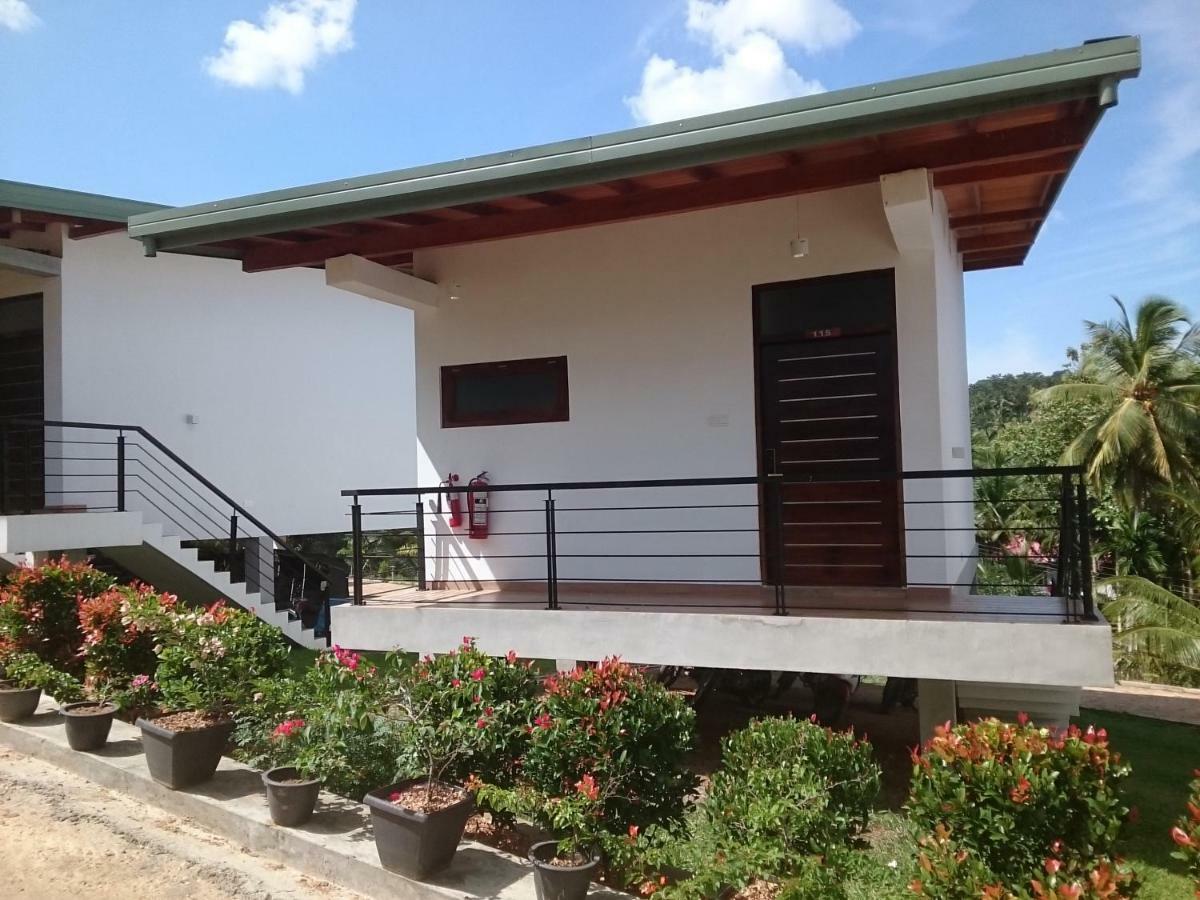 Saru Blue Sapphire Hotel Udawalawe Exterior photo