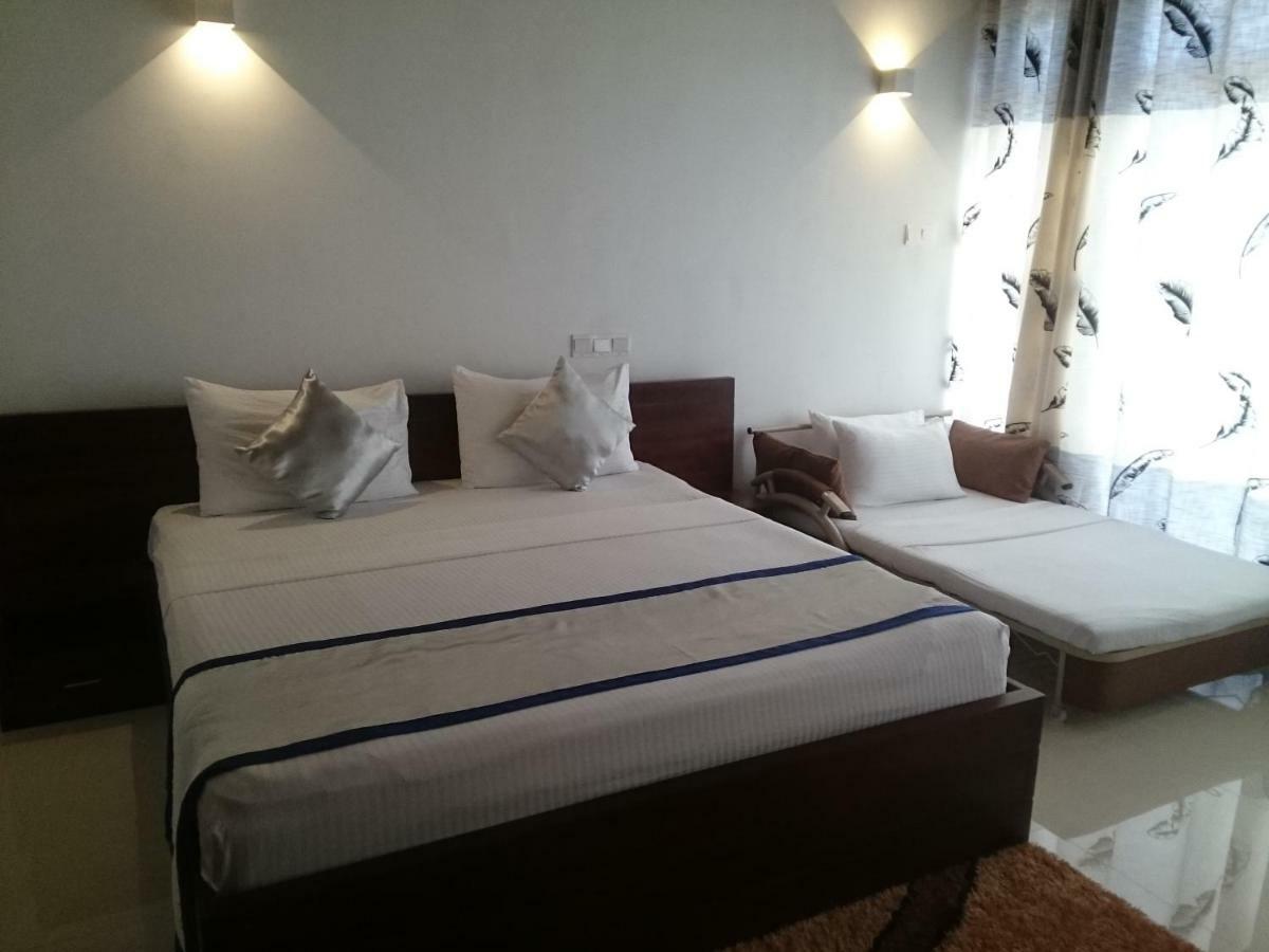 Saru Blue Sapphire Hotel Udawalawe Exterior photo