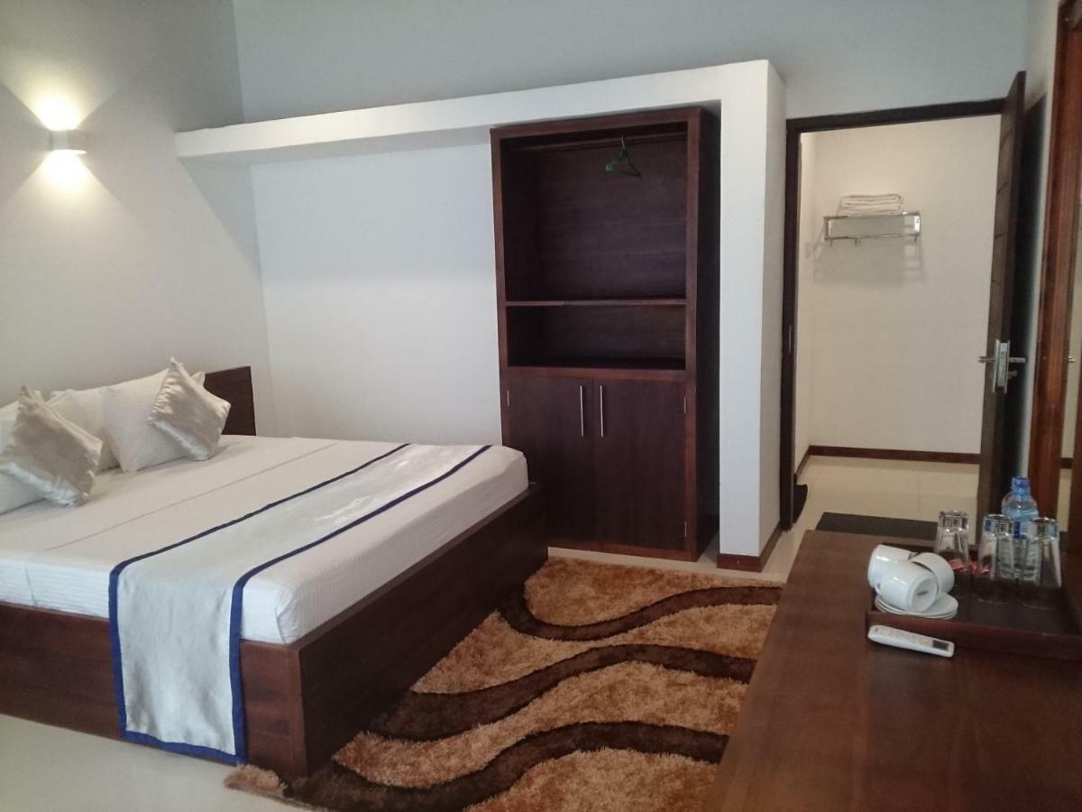 Saru Blue Sapphire Hotel Udawalawe Exterior photo