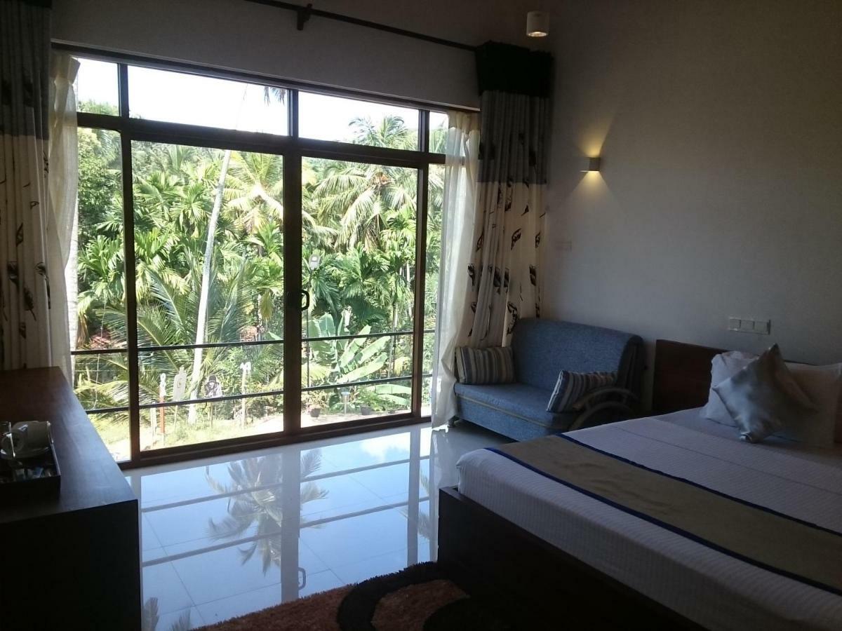 Saru Blue Sapphire Hotel Udawalawe Exterior photo
