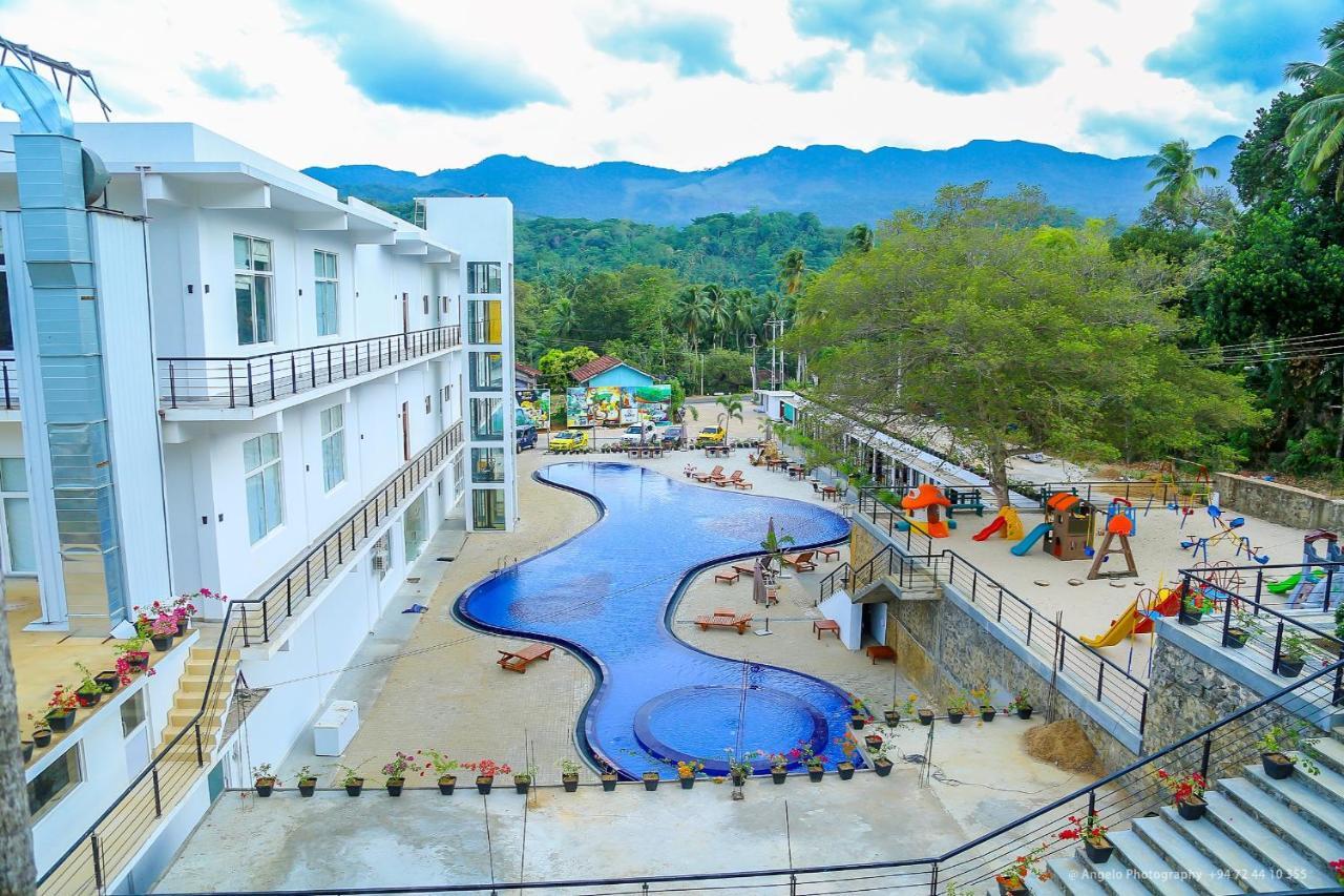 Saru Blue Sapphire Hotel Udawalawe Exterior photo